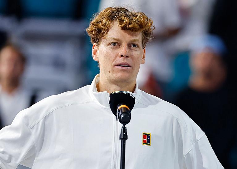 Jannik Sinner durante la conferenza di premiazione a Miami 2026 (Getty Images)