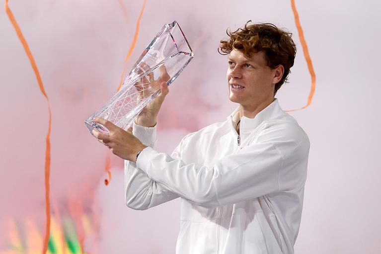 Jannik Sinner con il trofeo vinto a Miami nel 2026 (Getty Images)