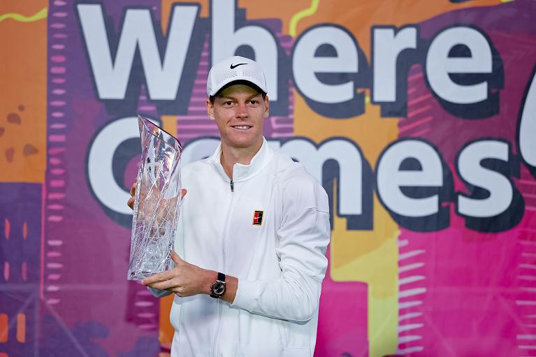 Jannik Sinner con il trofeo di Miami 2026 (foto Getty Images)