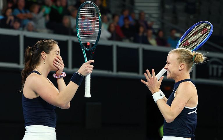 Jodie Burrage e Harriet Dart festeggiano la vittoria in Billie Jean King Cup (Getty Images)