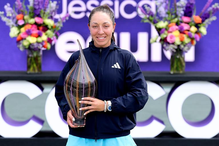 Jessica Pegula con il trofeo vinto a Charleston nel 2026 (Getty Images)