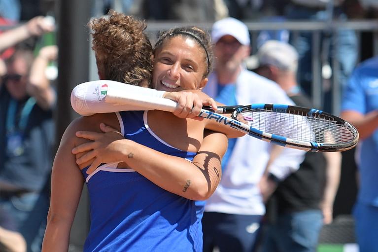 La gioia di Sara Errani e Jasmine Paolini dopo la vittoria contro il Giappone in Billie Jean King Cup (Foto FITP)