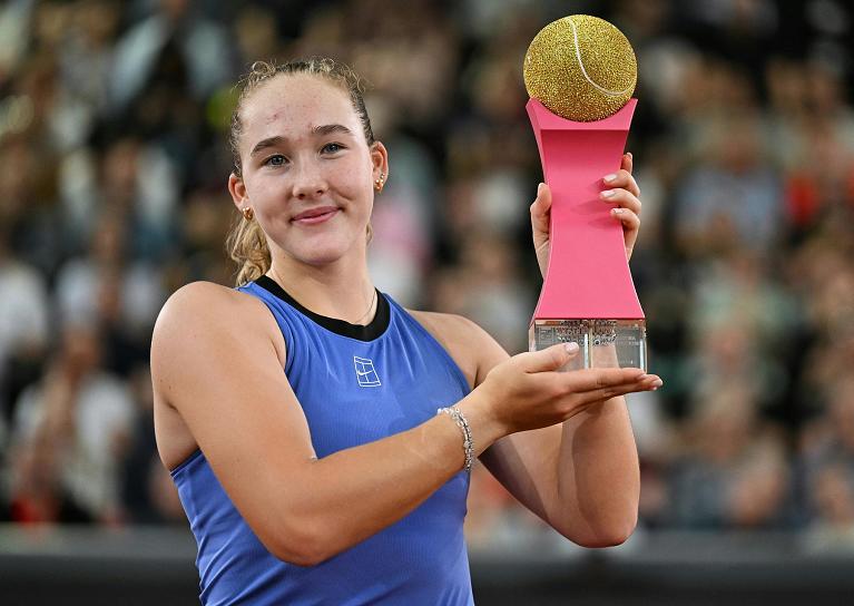 Mirra Andreeva con il trofeo di Linz 2026 (foto Getty Images)