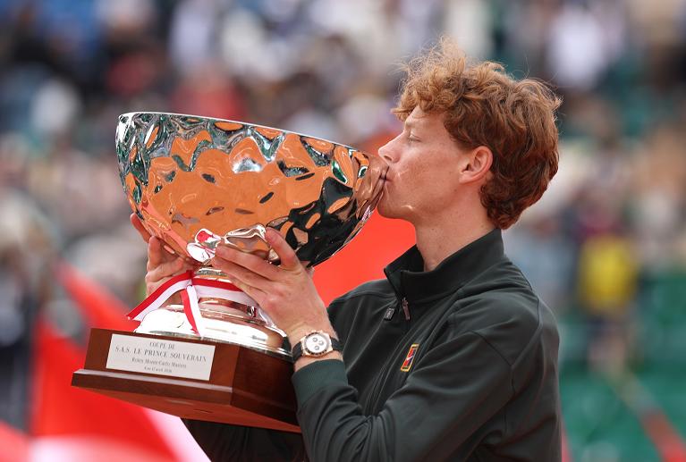 Jannik Sinner bacia il trofeo di Monte-Carlo 2026 (foto Getty Images)