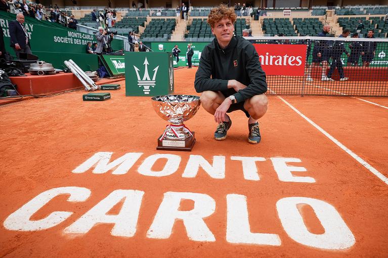Jannik Sinner posa con il trofeo di Monte-Carlo 2026 (foto Getty Images)