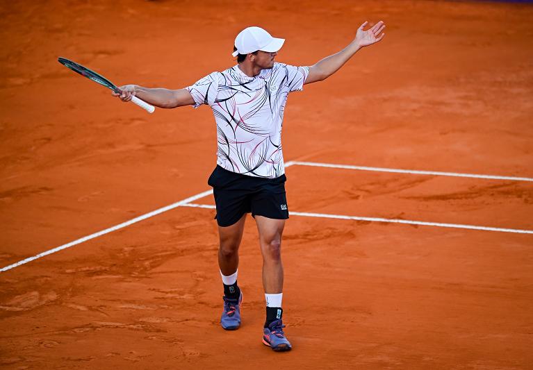 Luciano Darderi allarga le braccia (foto Getty Images)