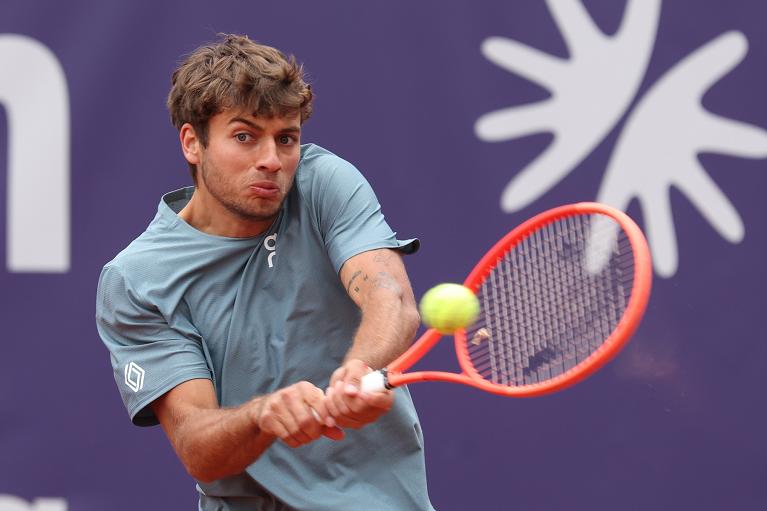 Flavio Cobolli colpisce di rovescio (foto Getty Images)