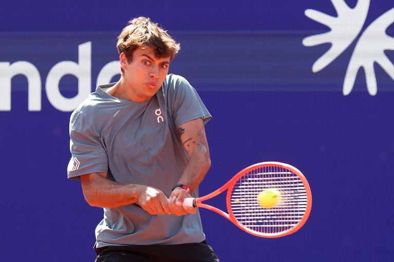 Flavio Cobolli colpisce di rovescio (foto Getty Images)
