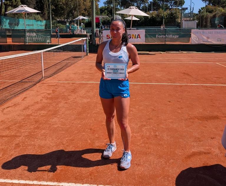 Samira DE Stefano con il trofeo di Santa Margherita di Pula