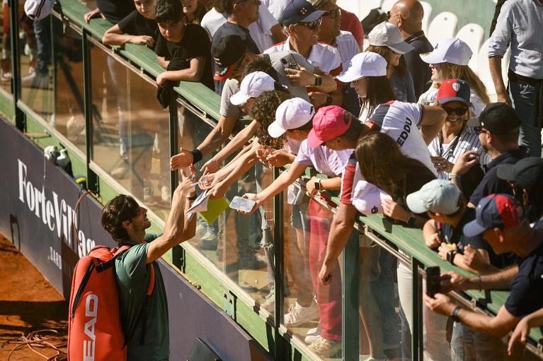 Lorenzo Musetti firma autografi ai tifosi al Sardegna Open (Foto FITP)