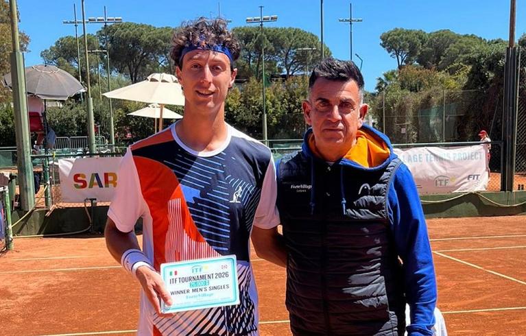 Il vincitore del singolare maschile Francesco Forti premiato dal direttore del torneo Alessandro Porcu