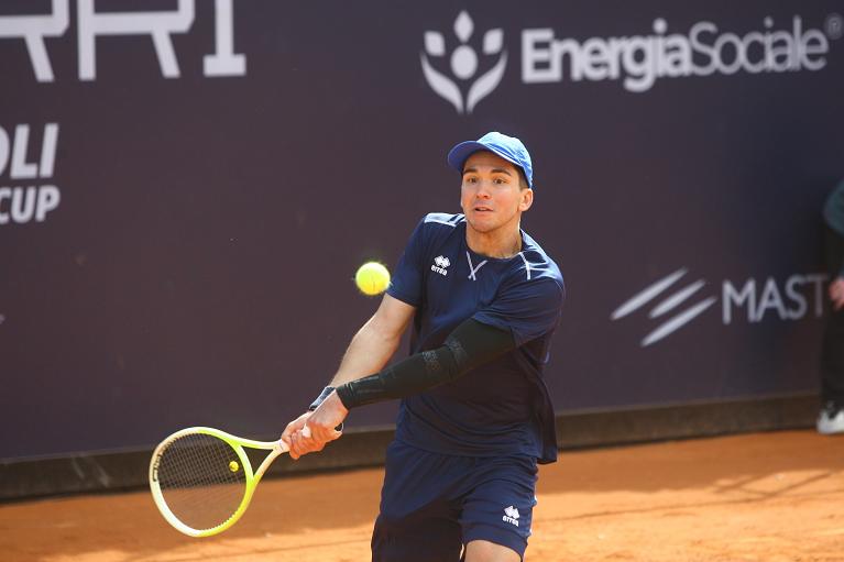 Andrea Guerrieri colpisce di rovescio (foto Master Group Sport)