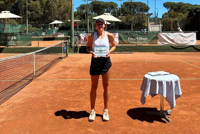 La croata Tara Wuerth con il trofeo del 4° combined di S.Margherita di Pula 2026