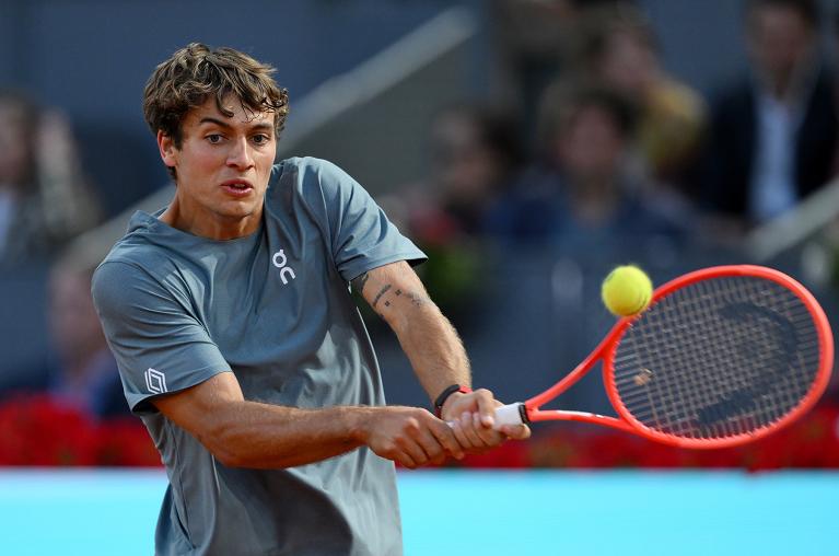 Flavio Cobolli colpisce di rovescio (foto Getty Images)