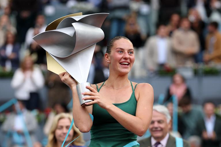 Marta Kostyuk con il trofeo di Madrid 2026 (foto Getty Images)