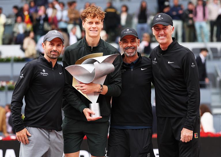 Sinner col trofeo del Mutua Madrid Open 2026 insieme al suo team (Getty Images)