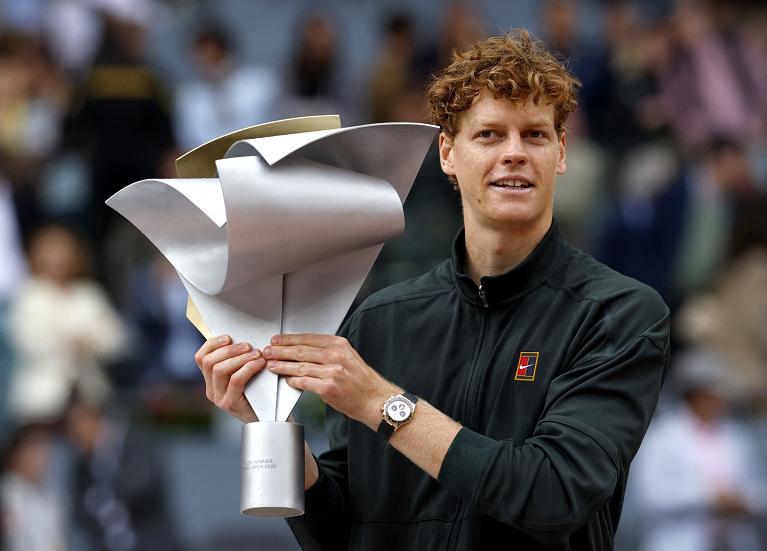Sinner col trofeo del Mutua Madrid Open 2026 (Getty Images)