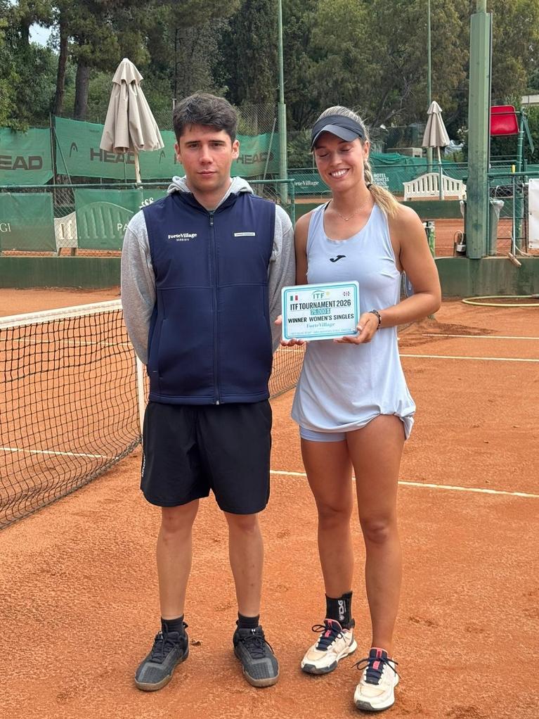 Verena Meliss con il trofeo dell'ITF di Santa Margherita di Pula 6
