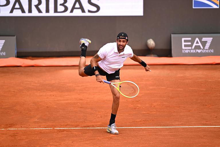 Il movimento di chiusura del servizio di Matteo Berrettini (foto FITP)