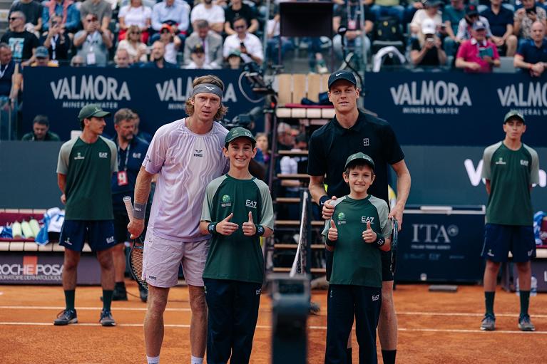 Foto di rito per Jannik Sinner e Andrey Rublev (FITP)
