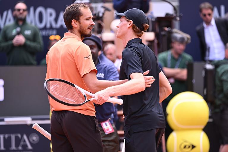 L'abbraccio a fine partita tra Daniil Medvedev e Jannik Sinner agli Internazionali BNL d'Italia (Foto FITP)