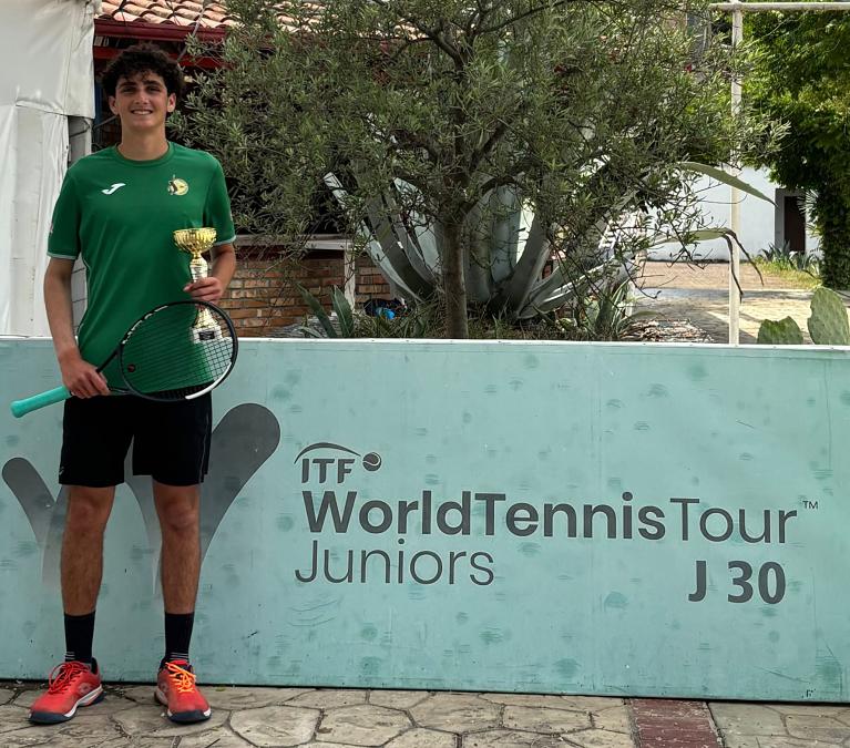 Antonio Di Rubba con il trofeo vinto nel J30 di Tirana