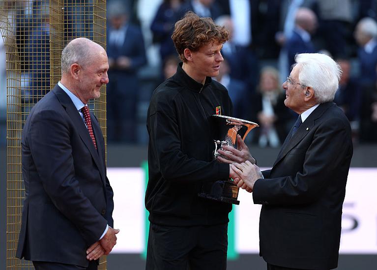Il presidente della Federazione Italiana Tennis e Padel, Angelo Binaghi, e il Presidente della Repubblica Sergio Mattarella premiano Jannik Sinner agli Internazionali BNL d'Italia 2026 (Foto FITP)