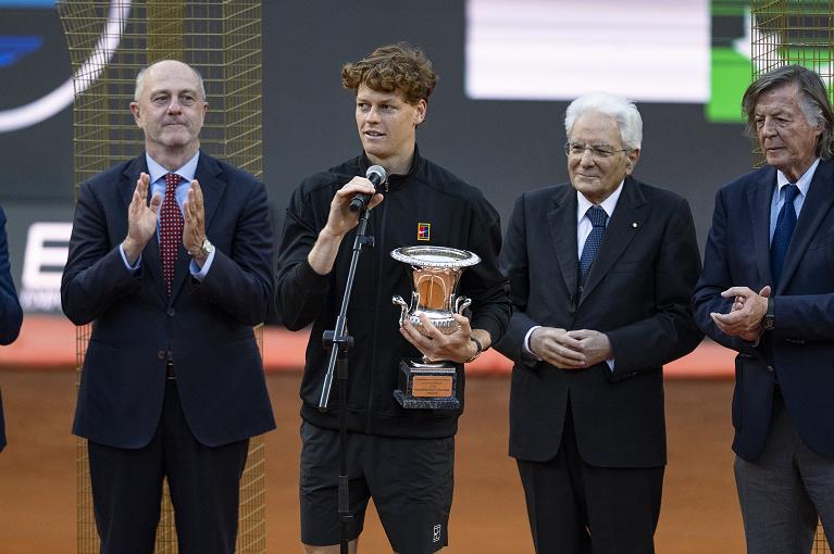 Il Presidente FITP Angelo Binaghi, Jannik Sinner campione degli IBI26, il Presidente Sergio Mattarella e Adriano Panatta (foto FITP)