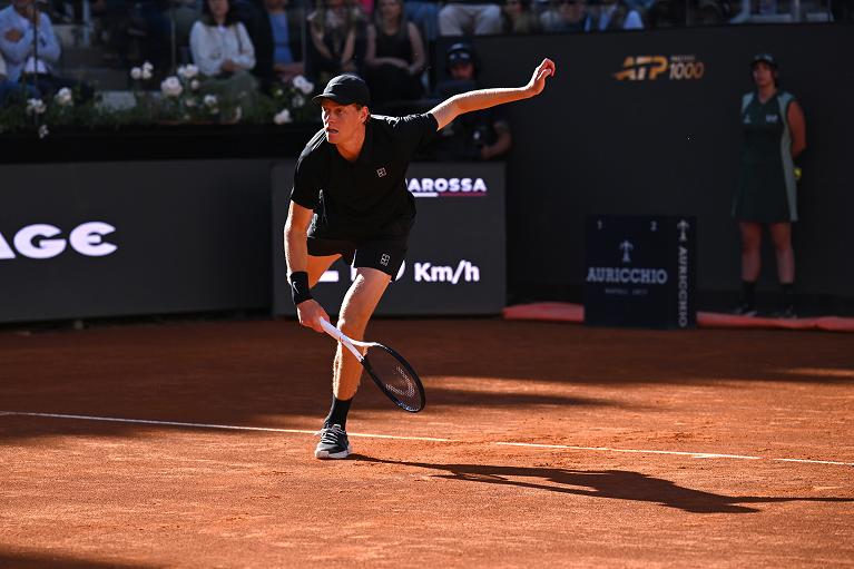 Jannik Sinner al servizio (foto FITP)