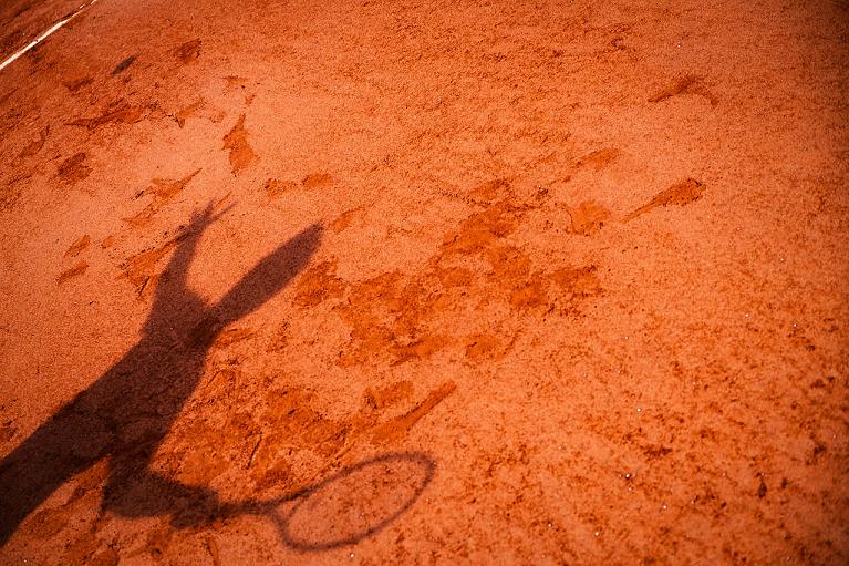 La sagoma di un giocatore sulla terra battuta del Roland Garros (Getty Images)