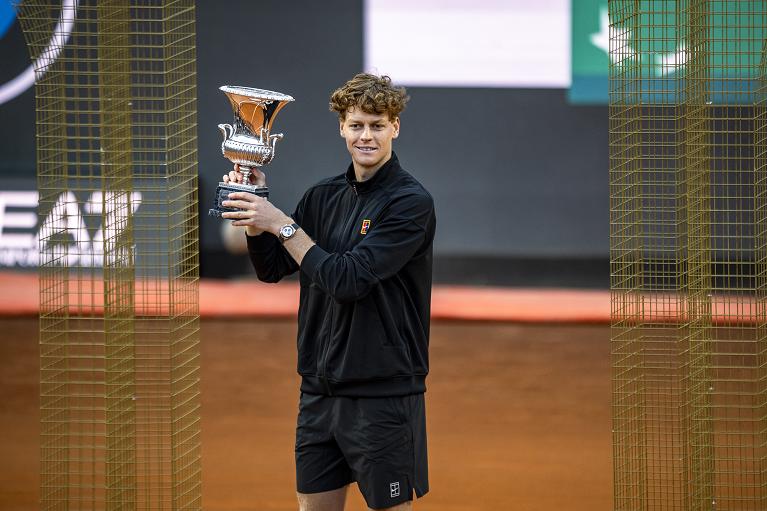 Jannik Sinner con la coppa degli IBI26 (foto FITP)