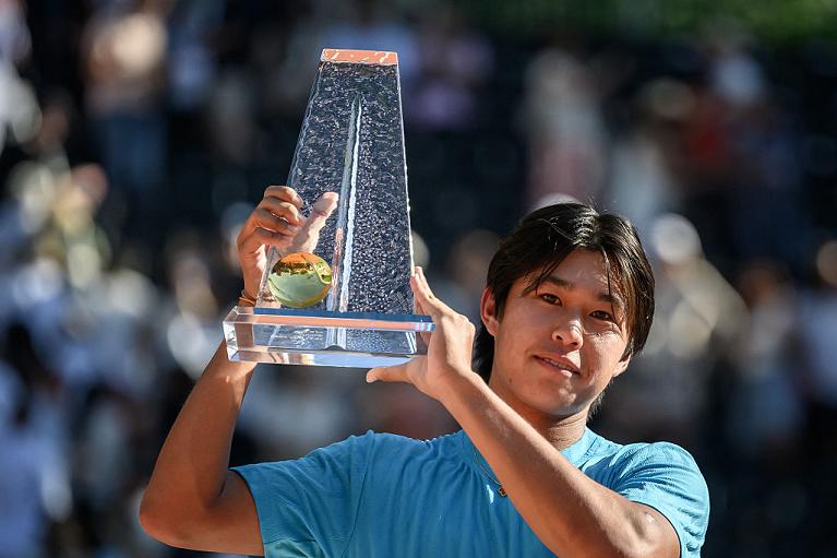 Learner Tien con il trofeo dell'ATP di Ginevra (Getty Images)