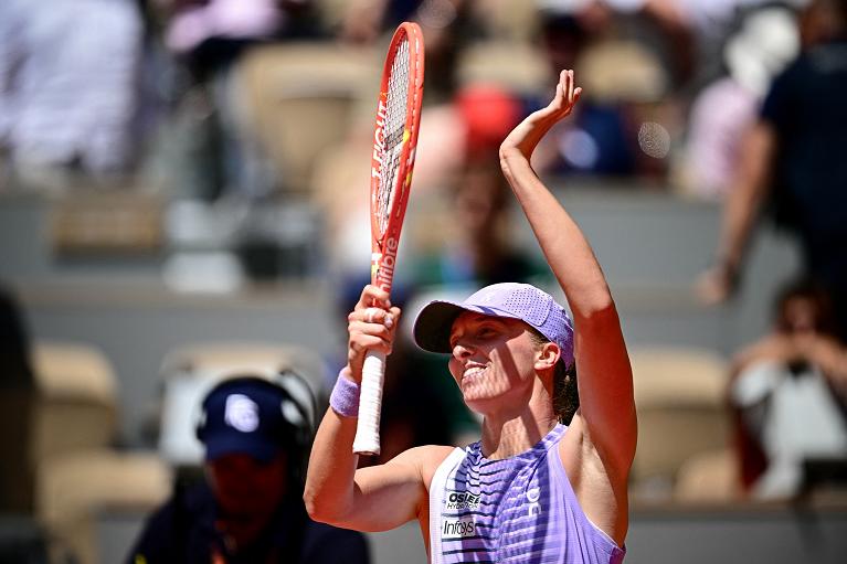 Iga Swiatek saluta il pubblico (foto Getty Images)