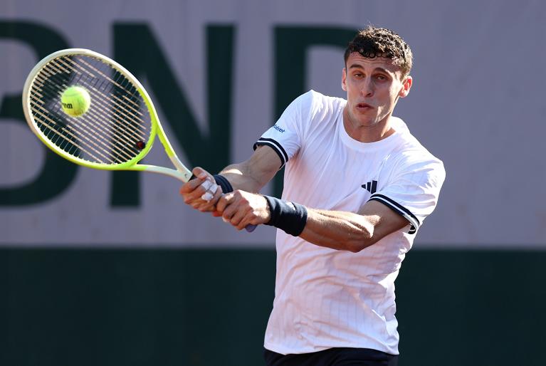 Juan Manuel Cerundolo in azione col rovescio (Getty Images)