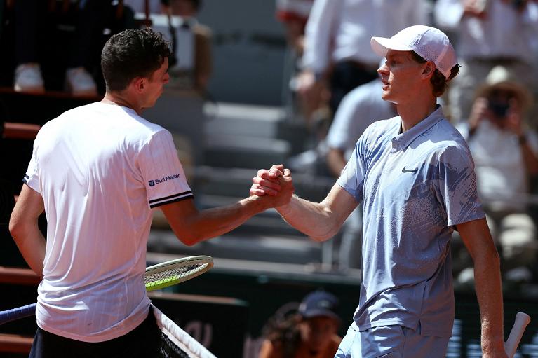 La stretta di mano tra Juan Manuel Cerundolo e Jannik Sinner al Roland Garros (Getty Images)