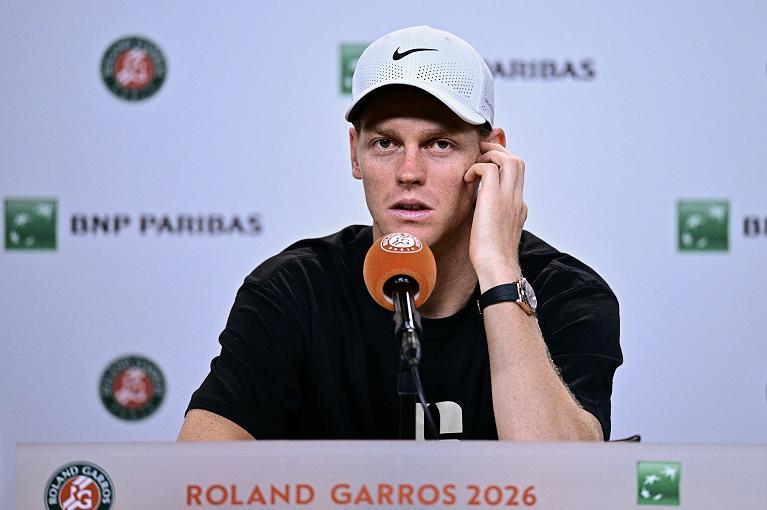Jannik Sinner in conferenza stampa al Roland Garros 2026 (foto Getty Images)