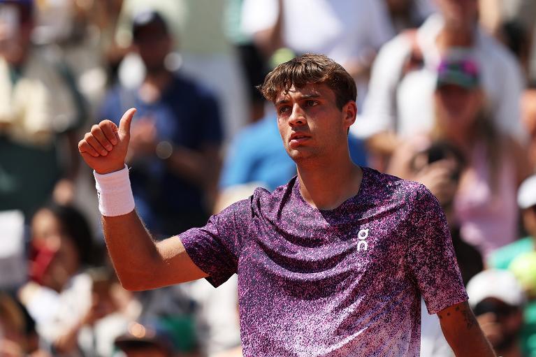 Flavio Cobolli saluta il pubblico (foto Getty Images)