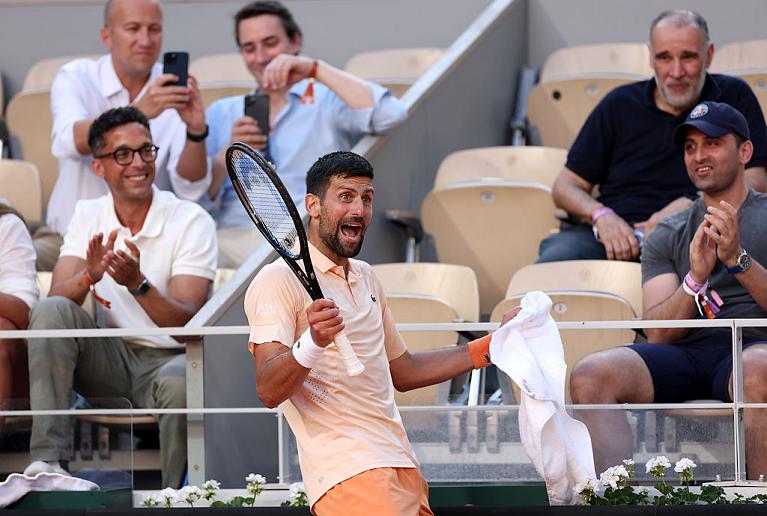 Una particolare espressione festosa di Novak Djokovic al Roland Garros 2026 (Getty Images)