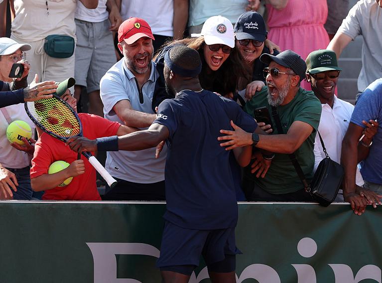 L'abbraccio di Frances Tiafoe con i suoi tifosi al Roland Garros (Getty Images)