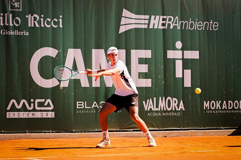 Carlo Alberto Caniato colpisce di diritto (foto Mazza/CAME Cup Cervia)