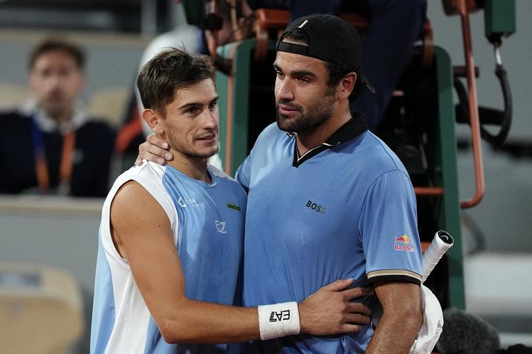 L'abbraccio tra Matteo Arnaldi e Matteo Berrettini al Roland Garros (Getty Images)