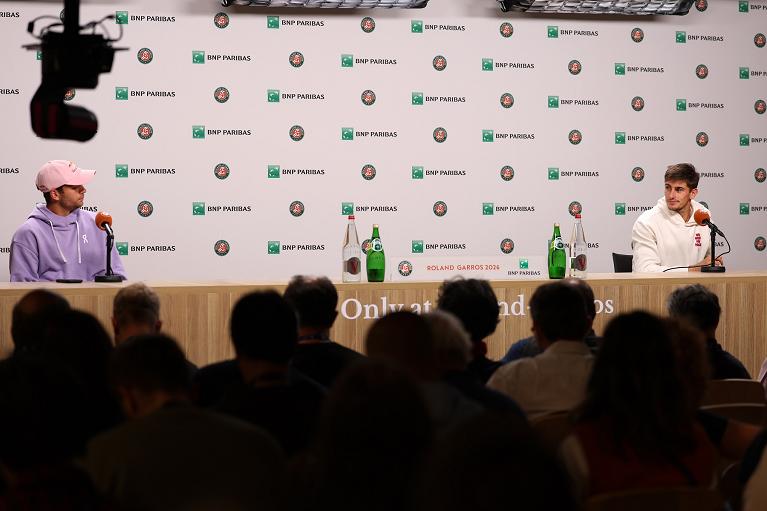 Flavio Cobololi e Matteo Arnaldi in conferenza stampa dopo il forfait del ligure in semifinale al Roland Garros (foto Getty Images)