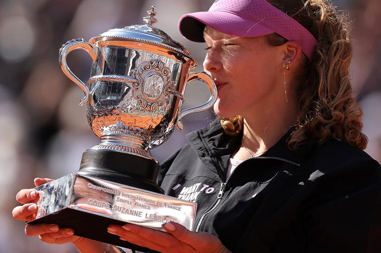 Mirra Andreeva bacia il trofeo del Roland Garros 2026 (foto Getty Images)