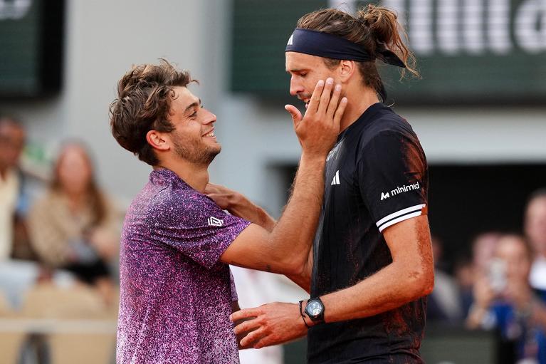 L'abbraccio tra Cobolli e Zverev al Roland Garros 2026 (Getty Images)