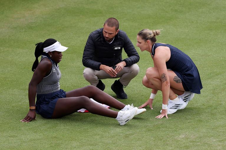Viktoria Mboko a terra assistita dal giudice di sedia e da Karolina Pliskova (foto Getty Images)