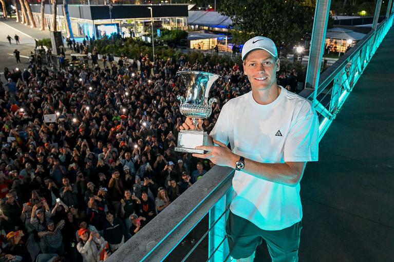 Jannik Sinner con il trofeo degli Internazionali BNL d'Italia 2026 (Foto FITP)