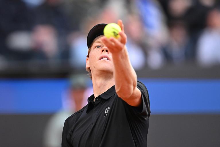 Jannik Sinner al servizio (foto FITP)