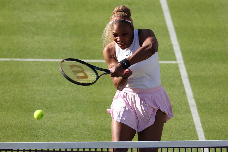 Serena Williams in un rovescio nei pressi della rete (Getty Images)