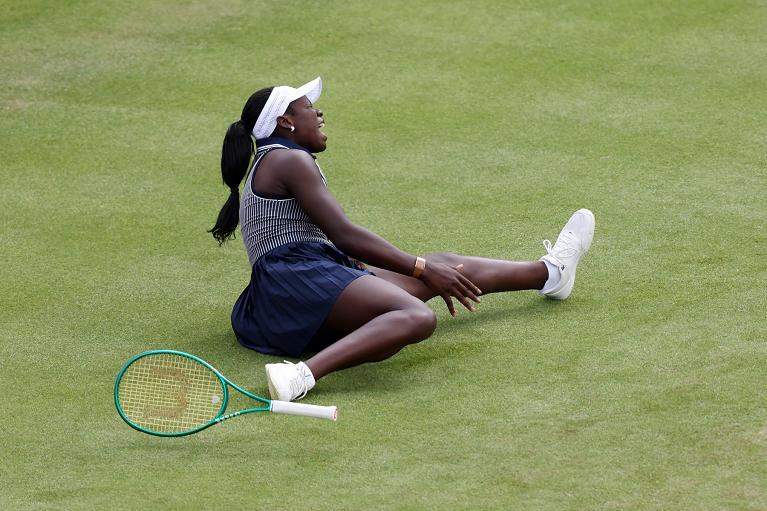 Viktoria Mboko in lacrime dopo la caduta sull'erba del Queen's (foto Getty Images)