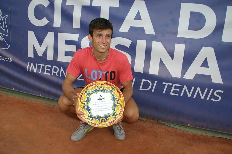 Fausto Tabacco con il trofeo del 